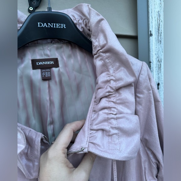 NWOT. Danier Pale Pink Leather Jacket with Ruffle Collar. - Picture 3 of 13